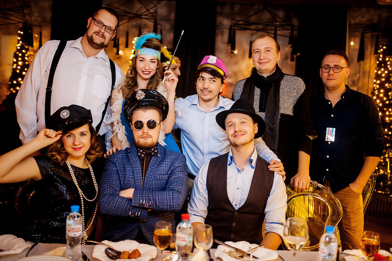 Команда компании празднует Новый год в ресторане Северодвинске