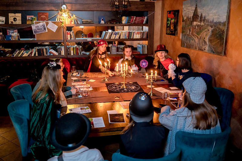 Дети разгадывают загадки в семейном квесте Хэллоуина в Severodvinsk