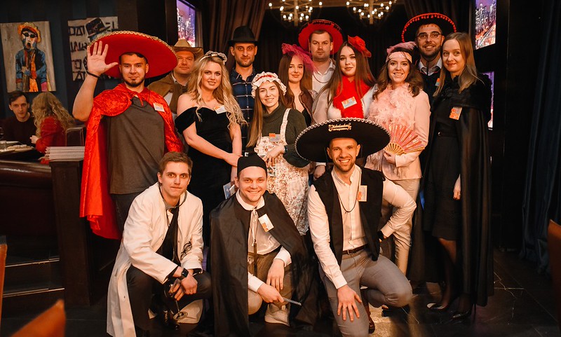 Корпоратив на Новый год в Severodvinsk — празднично украшенный банкетный зал