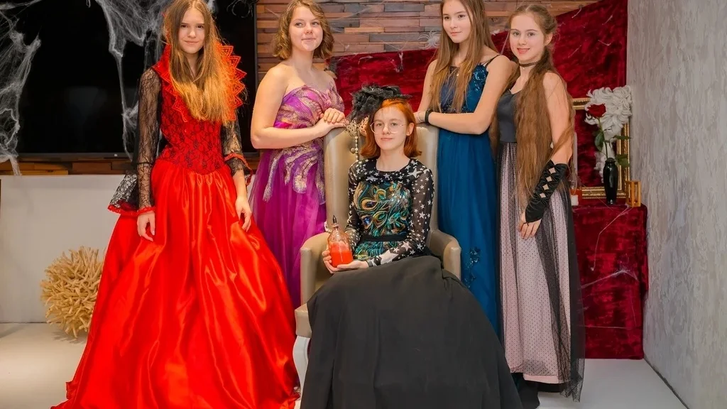 Квест на 8 марта в школе «Поцелуй вампира»: дамы выбирают темно-красные напитки.